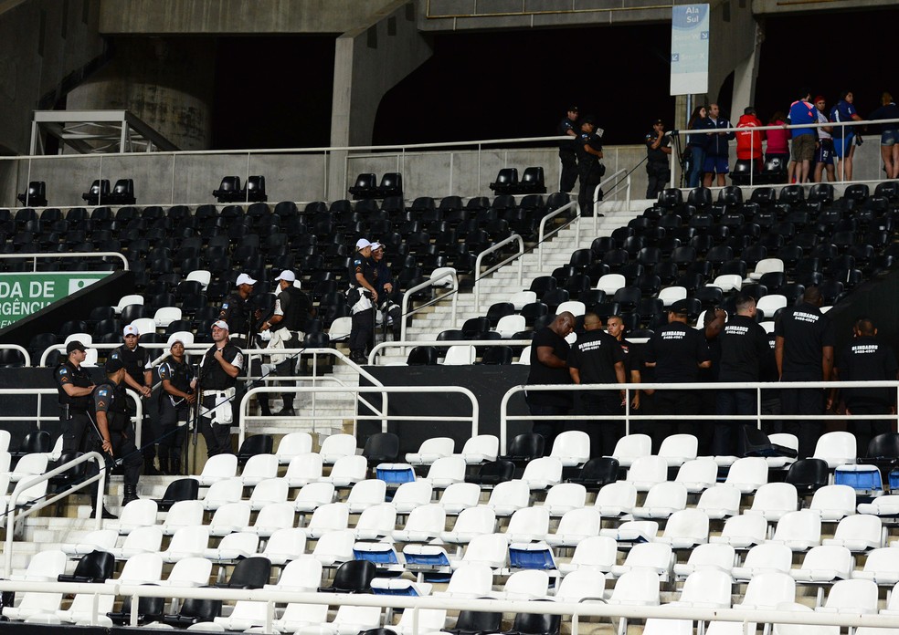 Seguranças foram obrigados a conter os ânimos dos uruguaios (Foto: André Durão/GloboEsporte.com)