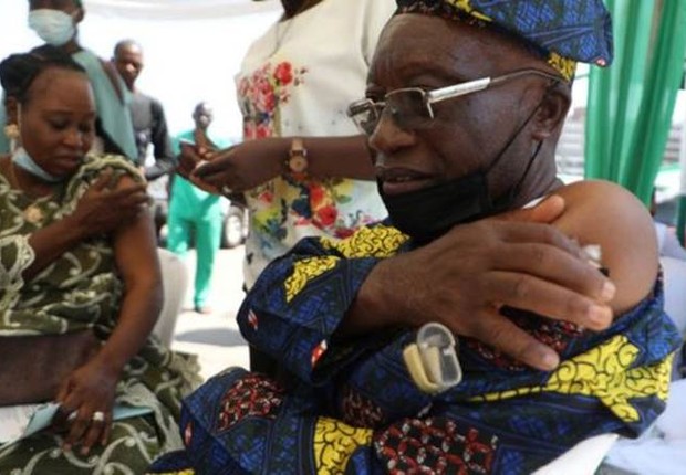 A Nigéria lançou no mês passado uma campanha para encorajar mais pessoas a serem vacinadas (Foto: GETTY IMAGES via BBC Brasil)