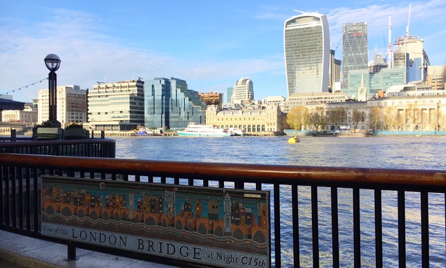 Caminho da Millennium Bridge para Potters Fields Park