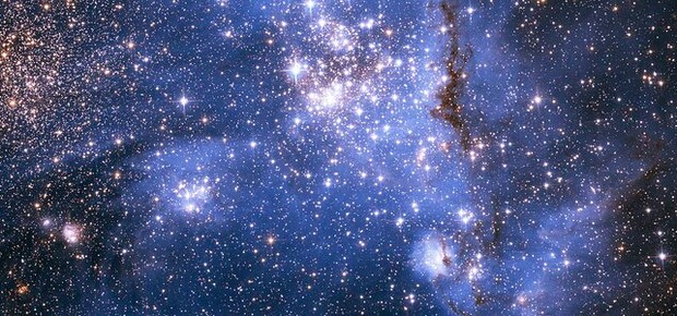 Galáxia em formação foi registrada pelo telescópio Hubble (Foto: NASA)