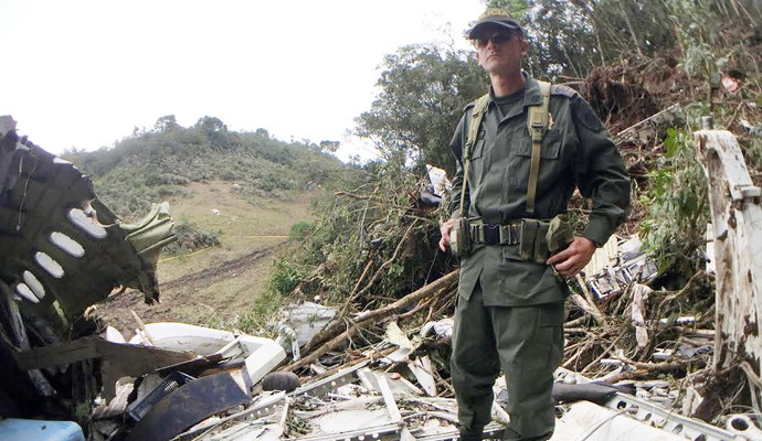 Policial colombiano no resgate da tragédia da Chapecoense (Foto: Vicente Seda)