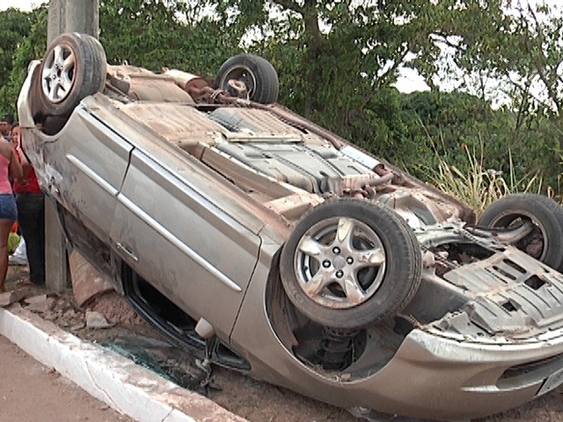 carro capotou após bater em van, na Av. dos Franceses (Foto: Reprodução/TV Mirante)