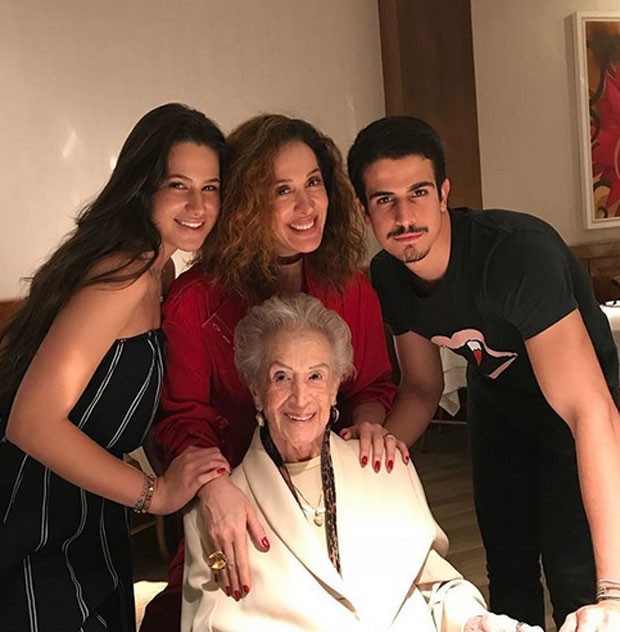Claudia Raia com os filhos Sophia e Enzo e dona Odette (Foto: Reprodução)