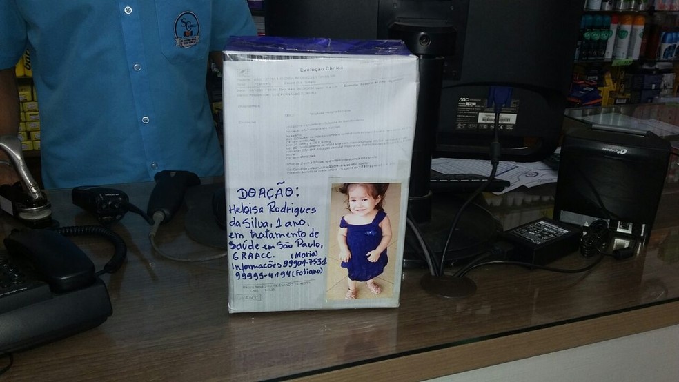 Família distribuiu caixas com a foto de Heloíse para receber doações (Foto: Adelcimar Carvalho/ G1)