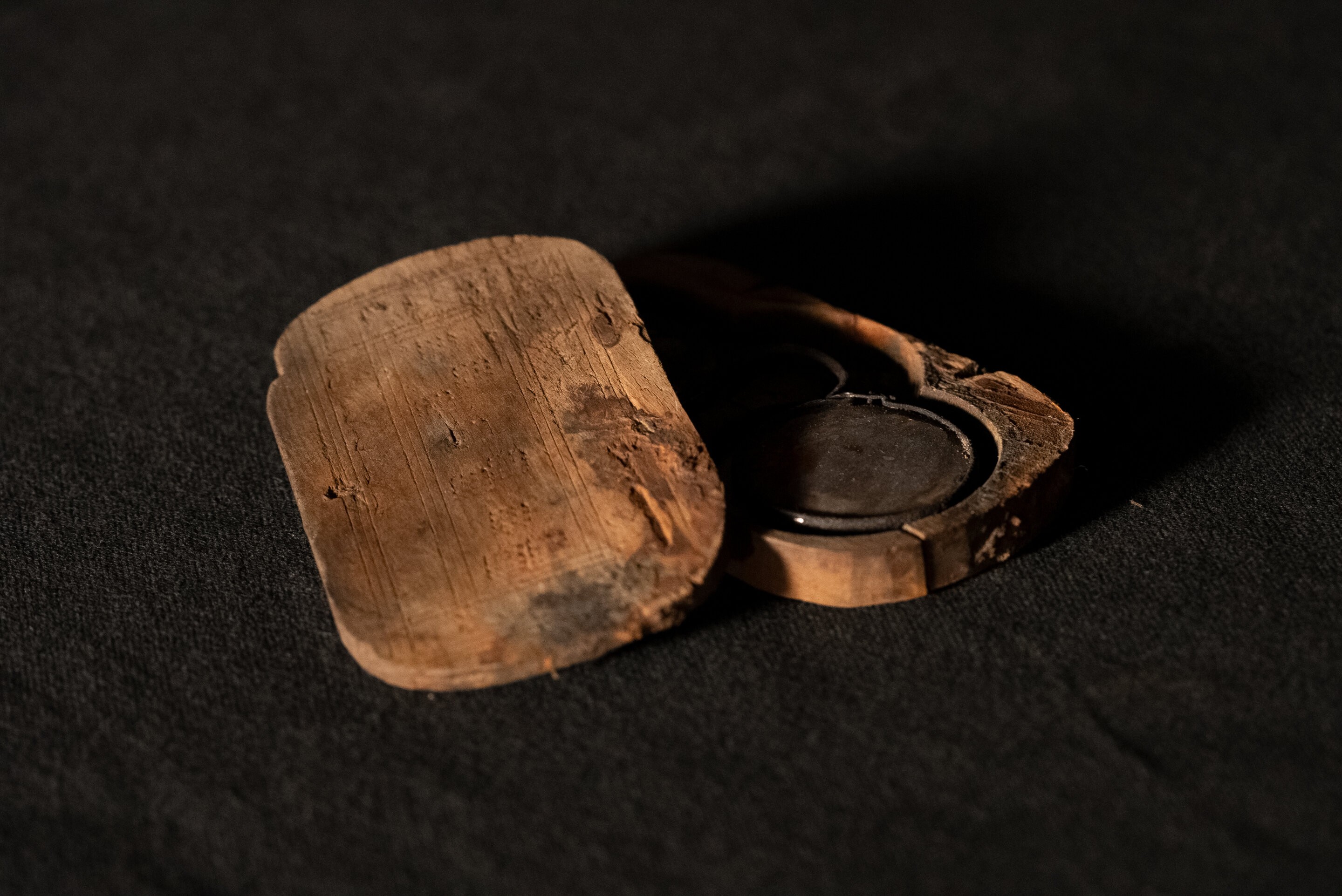 Par de óculos encontrado no naufrágio do navio do século 17 (Foto: University of East Anglia)