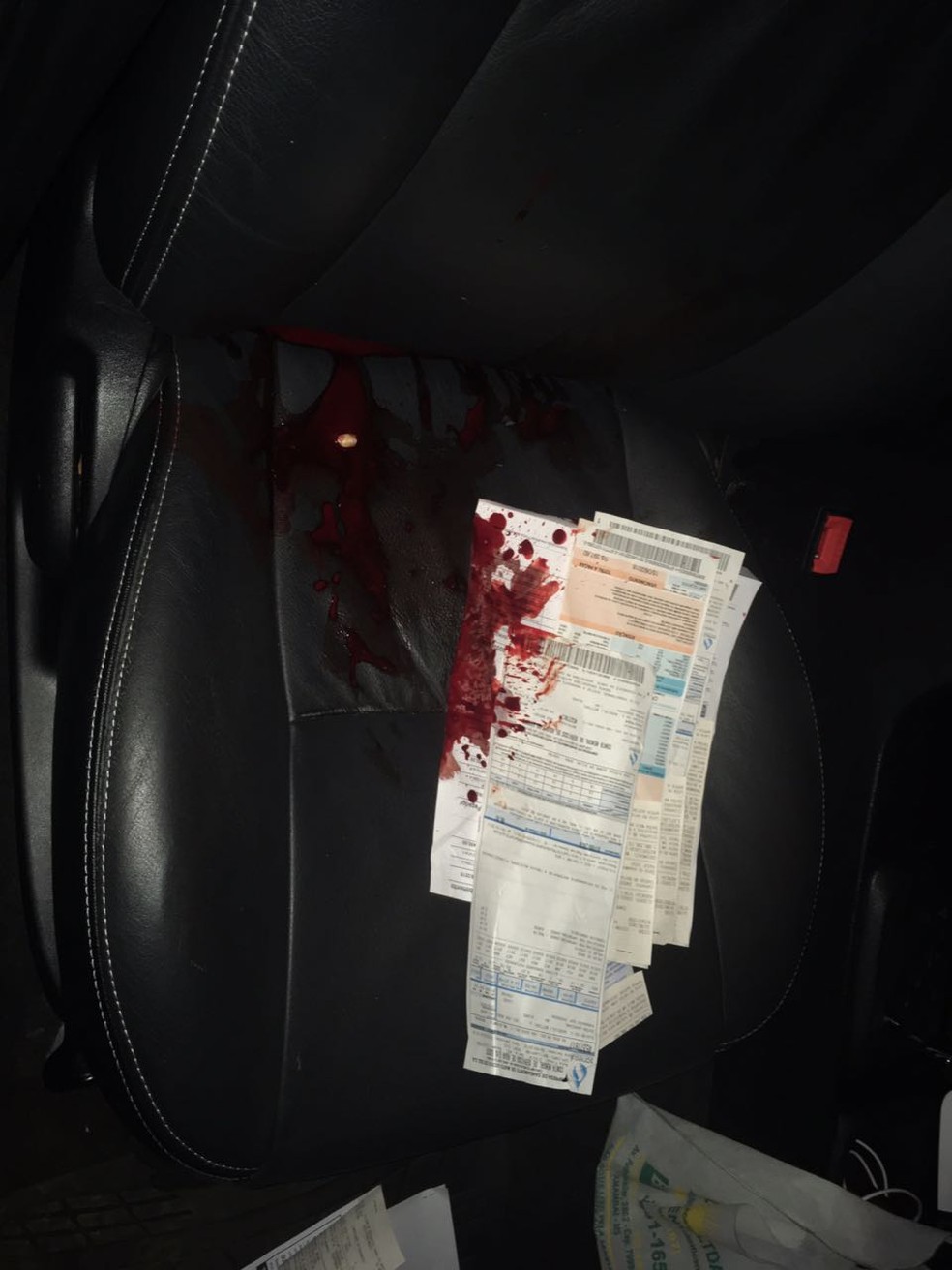 Banco do carro do prefeito baleado ficou com manchas de sangue em MS (Foto: PolÃ­cia Civil/DivulgaÃ§Ã£o)