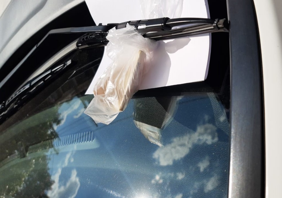 Alguns moradores deixam o dinheiro no parabrisa do carro para evitar contato com o vizinho — Foto: Ana Dominici/Arquivo pessoal