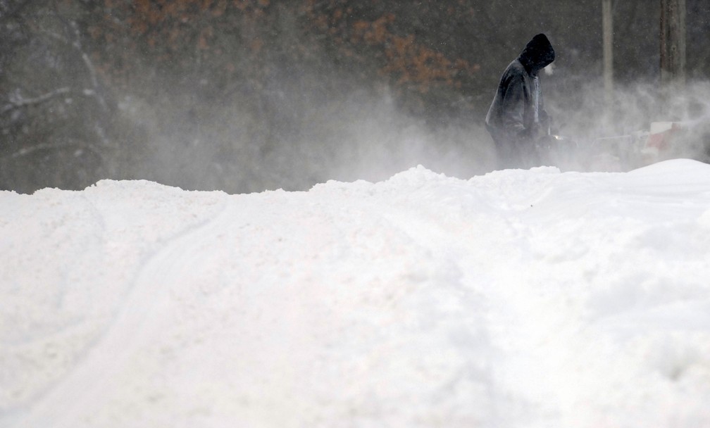 Morador faz limpeza de neve em Bismarck, na Dakota do Norte — Foto: Mike McCleary/ Associated Press