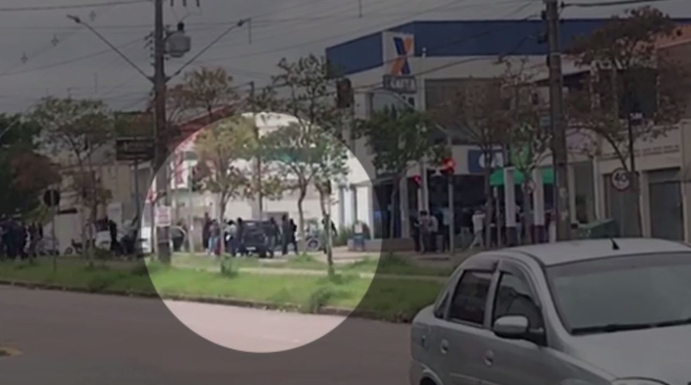 Suspeitos renderam vigilantes e obrigaram clientes e funcionários de uma agência bancária, em Curitiba, a fazer um 'escudo humano' para fugir, após roubo a banco — Foto: Reprodução/RPC