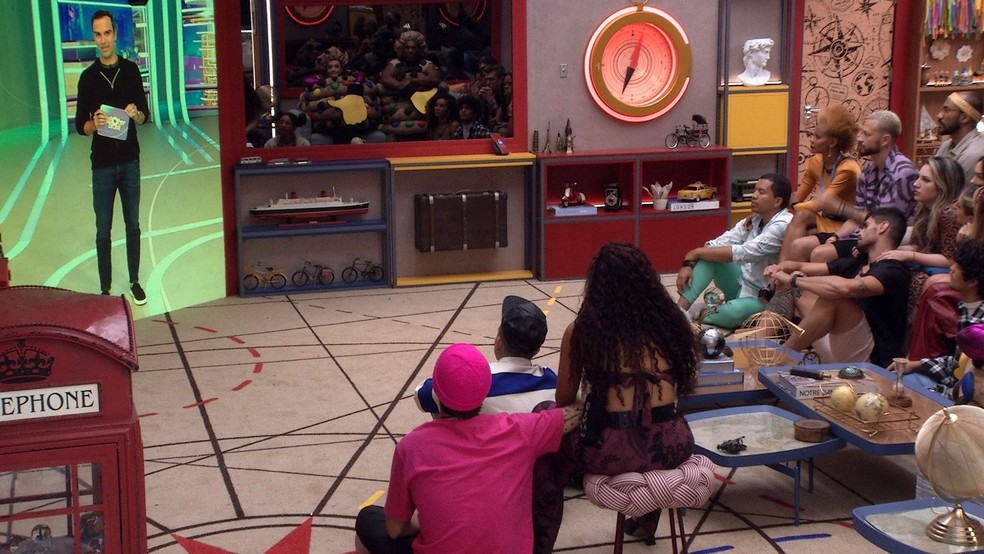 Tadeu Schmidt dá recado aos participantes sobre o casal Bruna Griphao e Gabriel no BBB 23 — Foto: Globo