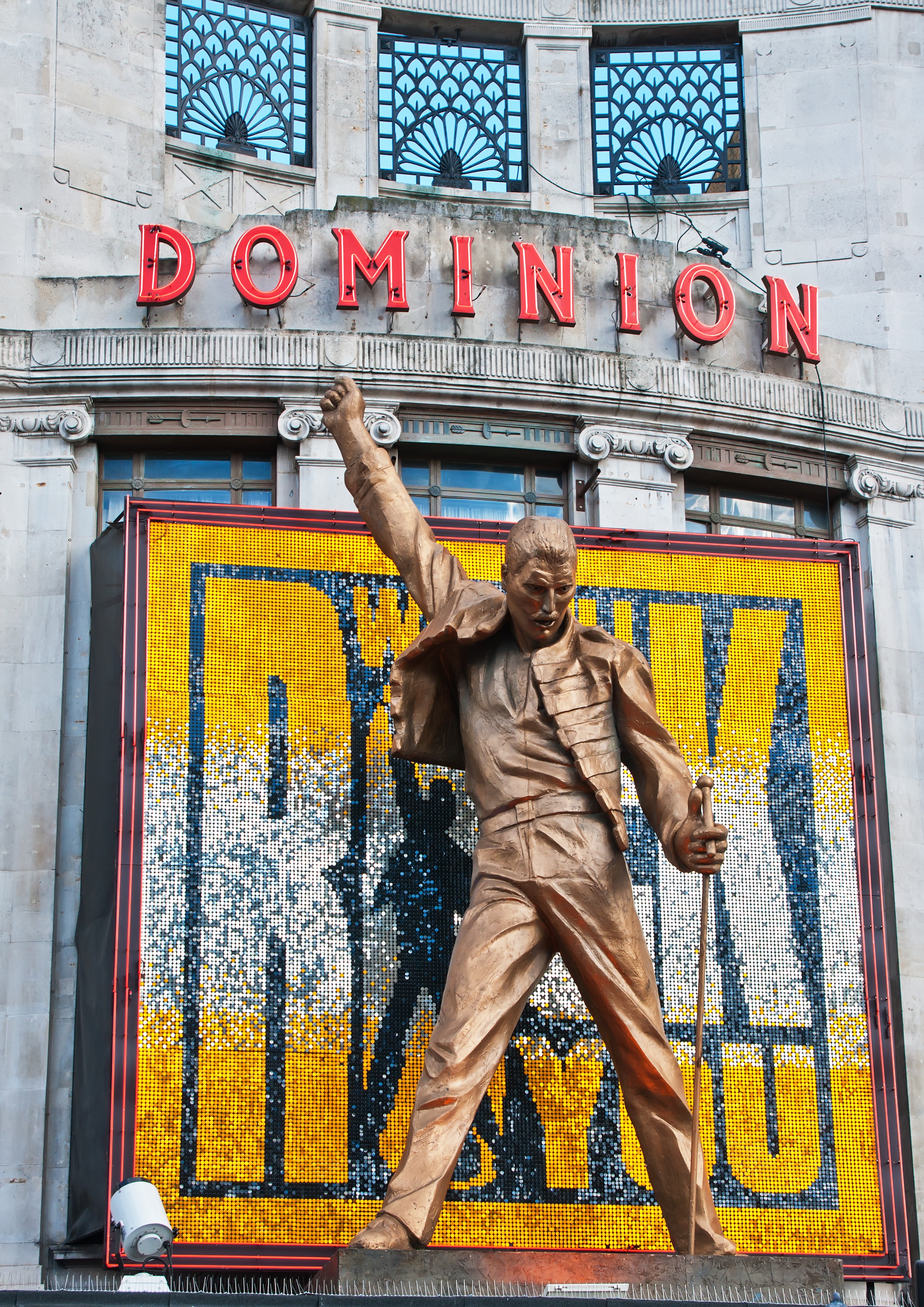 A estátua de 6 metros de Freddie Mercury que será instalada no jardim de Roger Taylor  ficou alguns anos na entrada Dominion Theatre, em Londres, durante o período do musical We Will Rock You em cartaz (Foto: Getty Images)