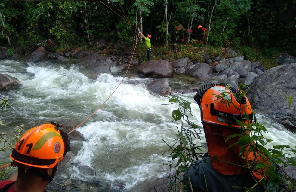 Bombeiros na operação de resgate das vítimas — Foto: Divulgação