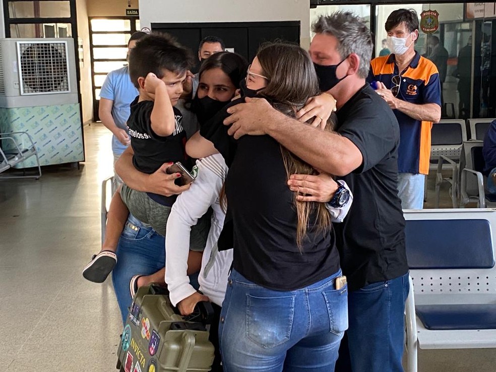 Atleta "some" em meio aos abraços da família — Foto: Bill Paschoalotto / TV Fronteira