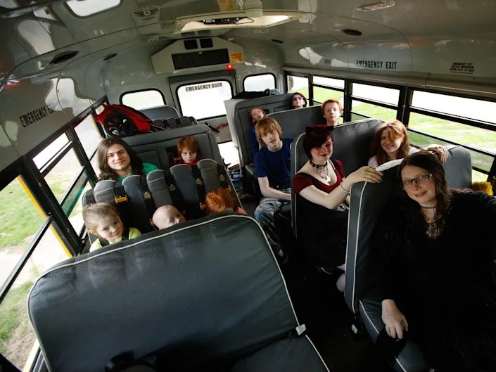 A família se locomove em um ônibus escolar (Foto: Reprodução Tik Tok)