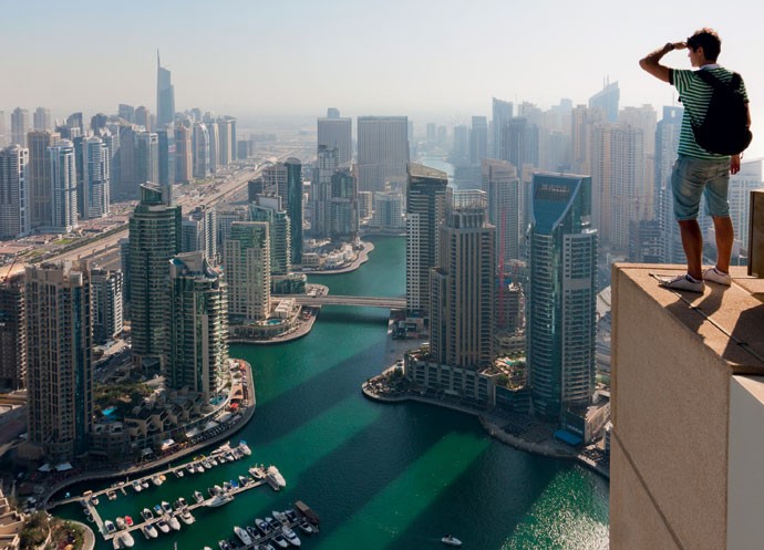 DUBAI | Nos Emirados Árabes Unidos, a dupla se impressionou com duas coisas: a facilidade para chegar ao topo (ninguém pergunta nada na recepção) e a beleza dos prédios. “Nunca vi tantos juntos no mesmo lugar”, diz Makhorov (Foto: On the Roof)