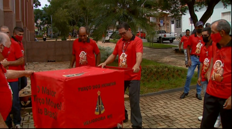 Terço móvel de Heliodora (MG) é armazenado em carrinho para facilitar o transporte  — Foto: Reprodução/EPTV 