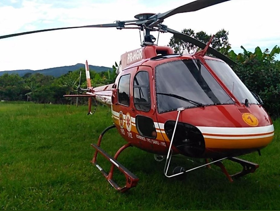 Helicóptero do Corpo de Bombeiros pousa para atender jovem de 19 anos atingida por tiro em Florianópolis na tarde desta quarta-feira (14) (Foto: BOACBM/Divulgação)