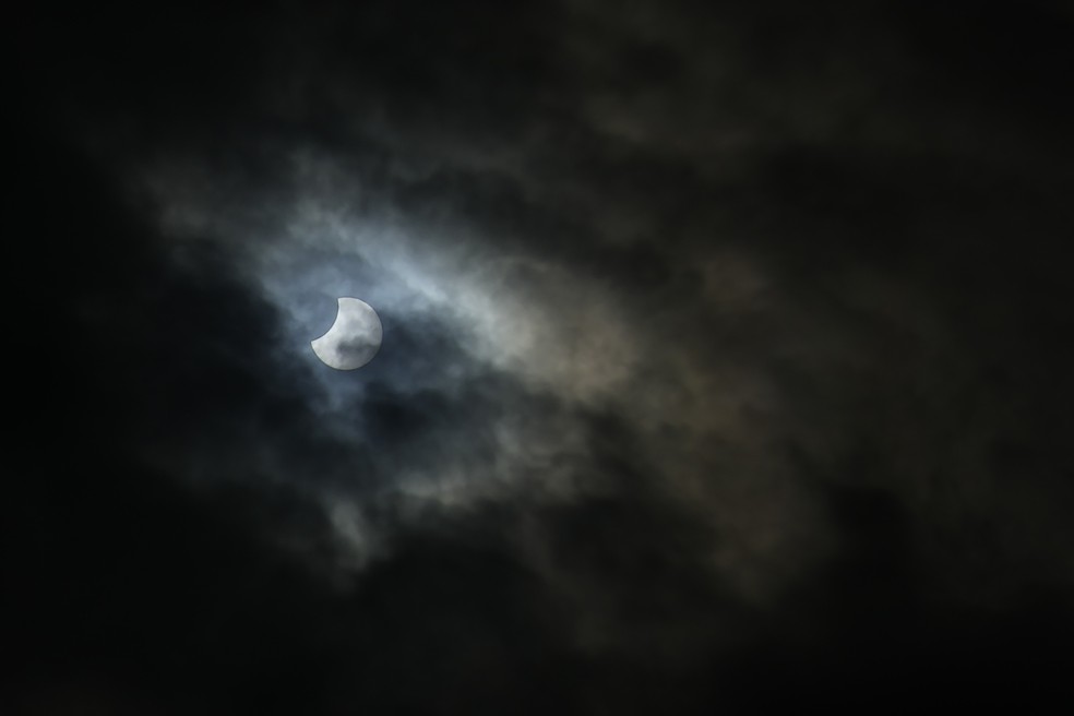 O eclipse parcial do Sol de 25 de outubro visto na Bélgica. — Foto: AP Photo/Virginia Mayo