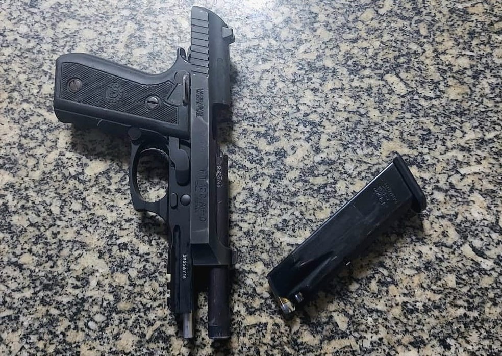 Pistola apreendida com policial penal em Mossoró, no Oeste potiguar — Foto: Cedida