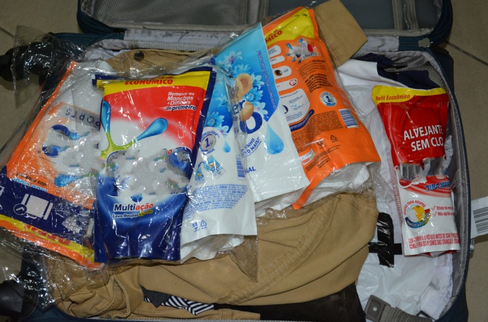 Embalagnes de sabão para lavar roupas com cocaína líquida foram encontradas em mala de enfermeira filipina, no Aeroporto do Recife — Foto: Polícia Federal/Divulgação