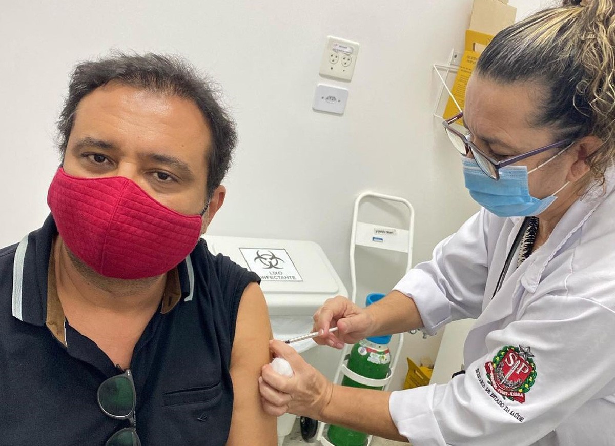 Geraldo Luís toma primeira dose da vacina contra a Covid-19 (Foto: Reprodução/Instagram)