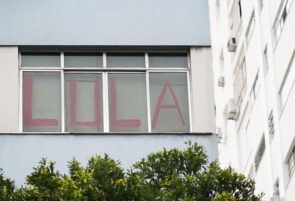 Nome do ex-presidente é pintado na janela de apartamento na Tijuca, Zona Norte do RJ — Foto: Marcos Serra Lima/g1