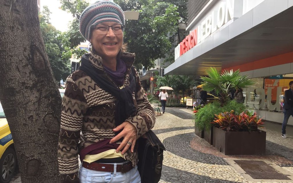 Muitas roupas e gorro para enfrentar a tarde fria no Rio (Foto: Káthia Mello/G1)