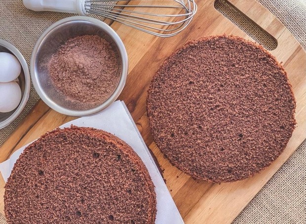 Você pode escolher rechear o bolo fofo de chocolate vegano ou servi-lo puro  (Foto: Mirian Rocha / Divulgação)