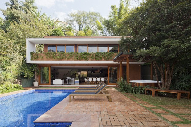 Casa com estilo mediterrâneo ganha área de lazer de 240 m² (Foto: Divulgação)