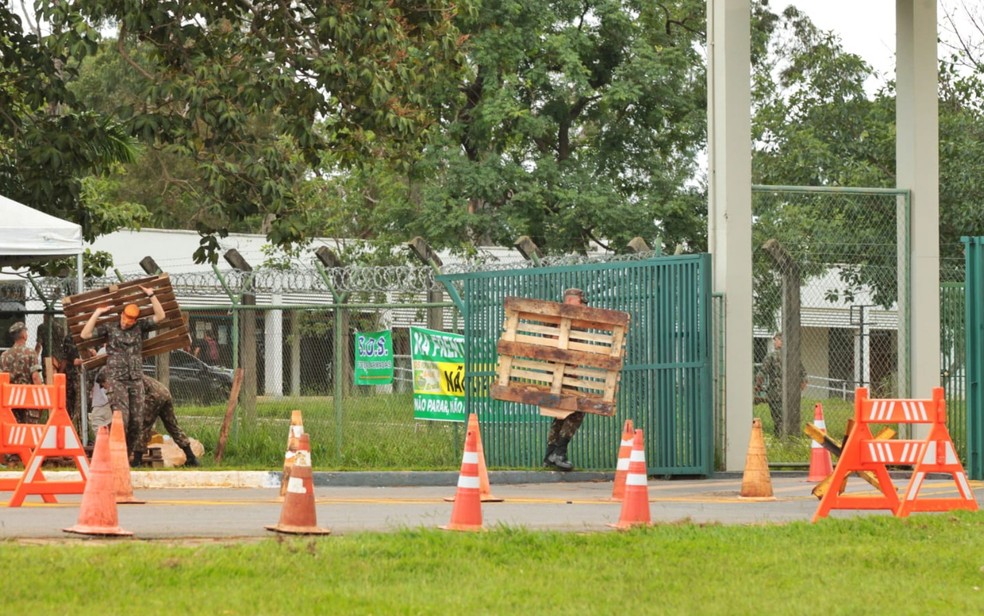 Acampamento bolsonarista é desmobilizado em frente ao quartel do Exército em Goiânia — Foto: Fábio Lima/O Popular