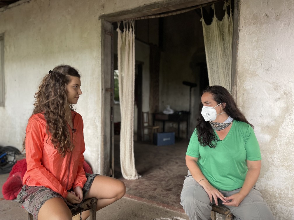 A repórter Cláudia Gaigher entrevista a atriz Alanis Guillen, que dará vida à personagem Juma — Foto: Globo Repórter
