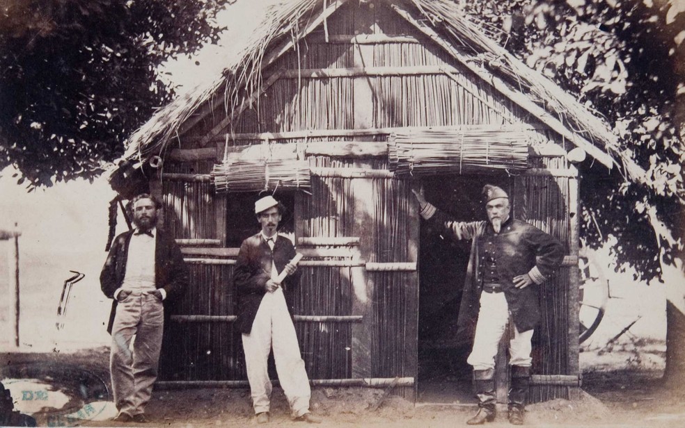 Soldados brasileiros no povoado de Tuiu-Cuê durante a Guerra do Paraguai. — Foto: Fundação Biblioteca Nacional