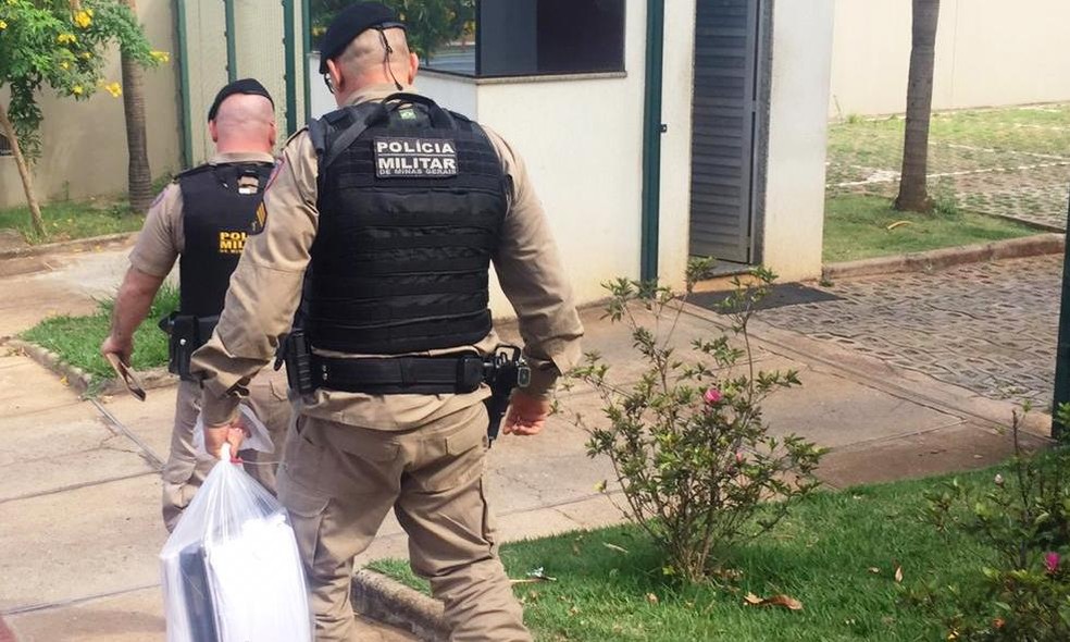 Materiais apreendidos durante opera&ccedil;&atilde;o s&atilde;o levados para o Minist&eacute;rio P&uacute;blico em Uberl&acirc;ndia &mdash; Foto: Arc&ecirc;nio Corr&ecirc;a/G1