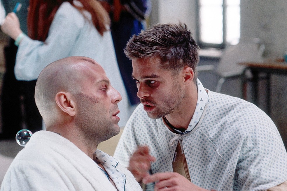 Bruce Willis e Brad Pitt estrelam Os 12 Macacos, um trama que envolve distopia e volta no tempo — Foto: Reprodução/IMDb
