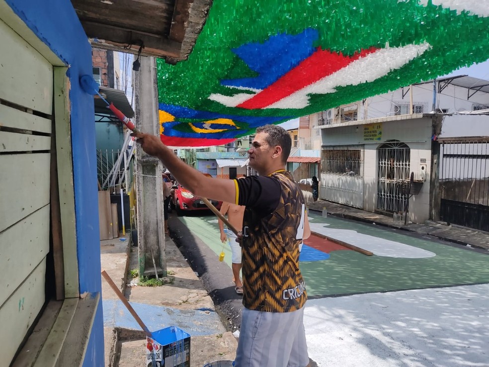 Moradores da Rua Santa Isabel, no bairro Vila da Prata, aproveitam para mudar o visual de suas casas com as cores da bandeira do Brasil. — Foto: Divulgação