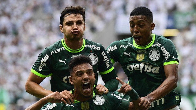 Raphael Veiga, Gabriel Menino e Vanderlan comemoram gol do Palmeiras