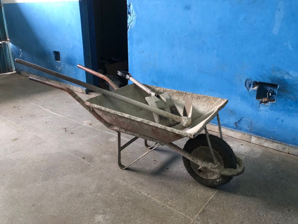 Carro de mão que teria sido usado por suspeito para levar corpo da vítima de assassinato em Canguaretama até terreno baldio. — Foto: Vinícius Marinho/Inter TV Cabugi
