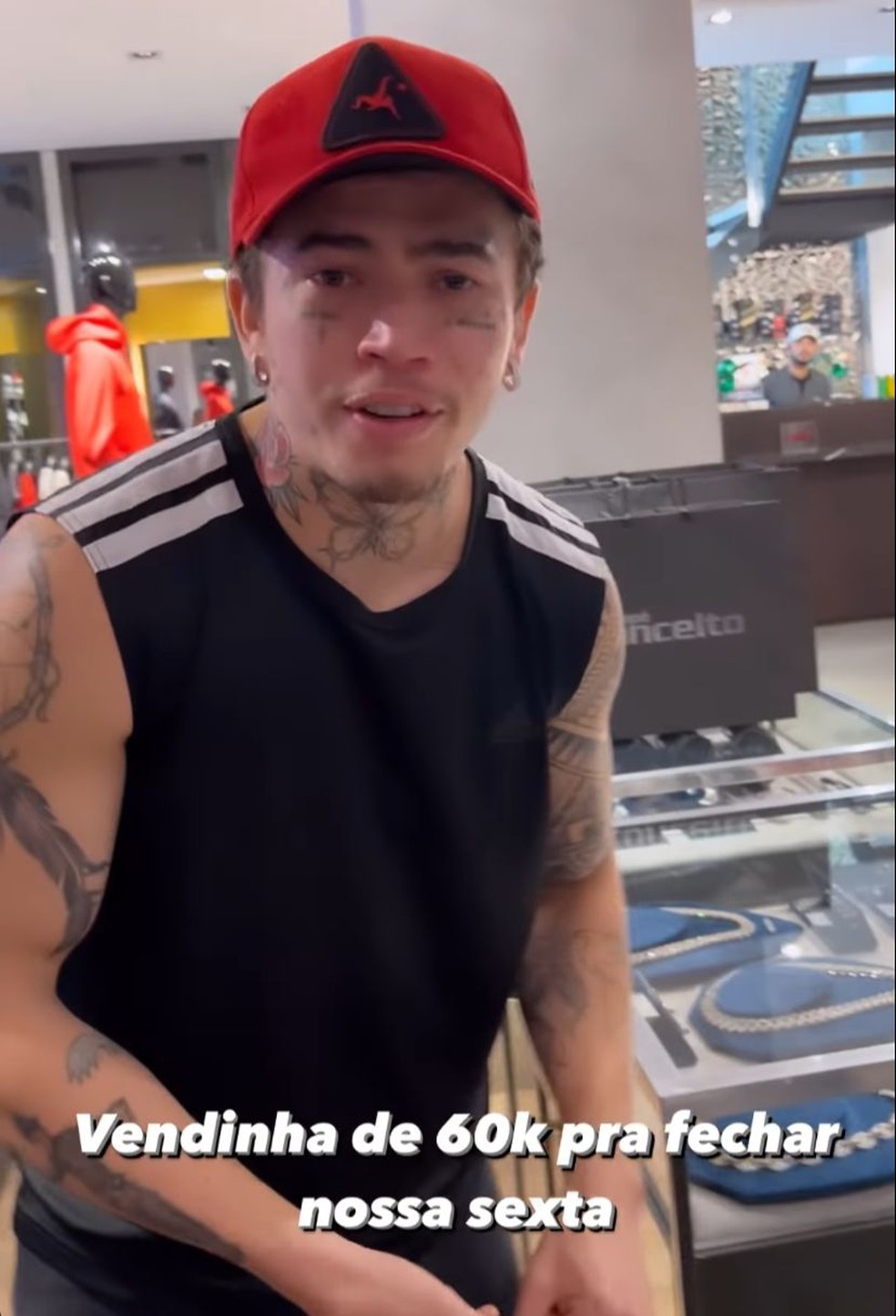 Whindersson Nunes gasta R$ 60 mil em 20 pares de tênis para distribuir em show — Foto: Reprodução/Instagram