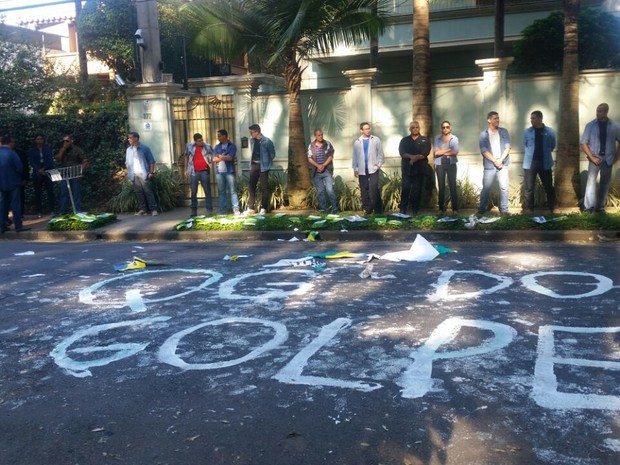 Manifestantes escrevem &#39;qg do golpe&#39; na rua (Foto: Tatiana Santiago/G1)