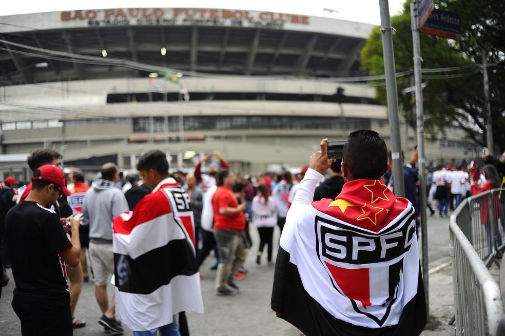 Torcida do São Paulo poderá comprar ingressos no Morumbi até 13h desta quarta-feira — Foto: Marcos Ribolli