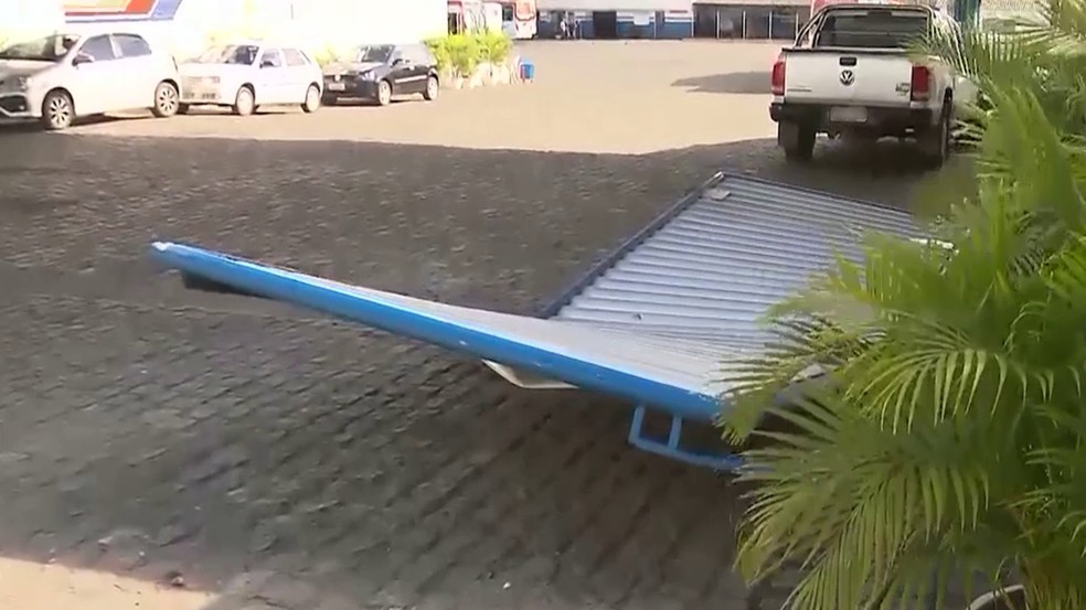 Criminosos derrubaram portão de empresa de ônibus em Campina Grande (Foto: Reprodução/TV Cabo Branco)