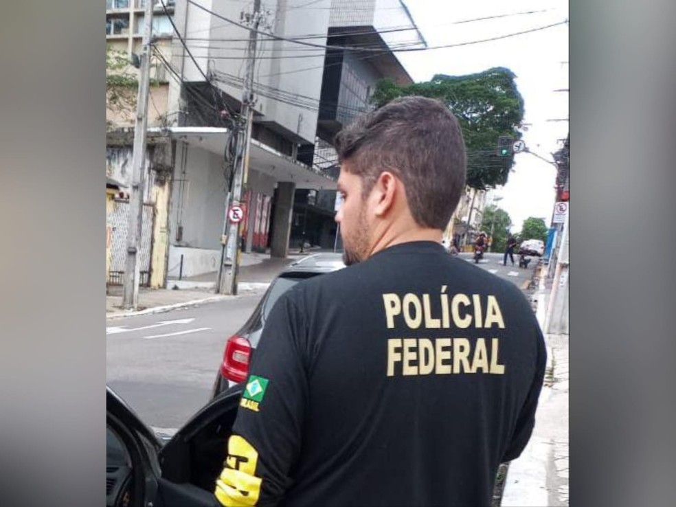 Polícia Federal cumpre dois mandados de busca e apreensão em Fortaleza, contra suspeito de gerir perfis em redes sociais para obter imagens e vídeos de pornografia infantojuvenil. — Foto: Polícia Federal/ Divulgação