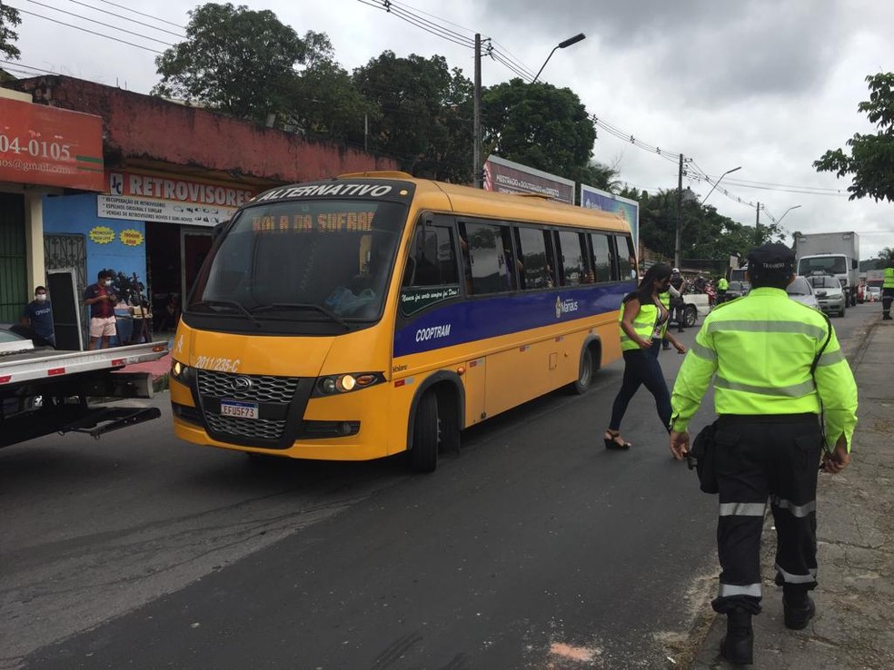 Micro-ônibus do transporte alternativo são alvo de fiscalização em Manaus. — Foto: Leandro Guedes/Rede Amazônica