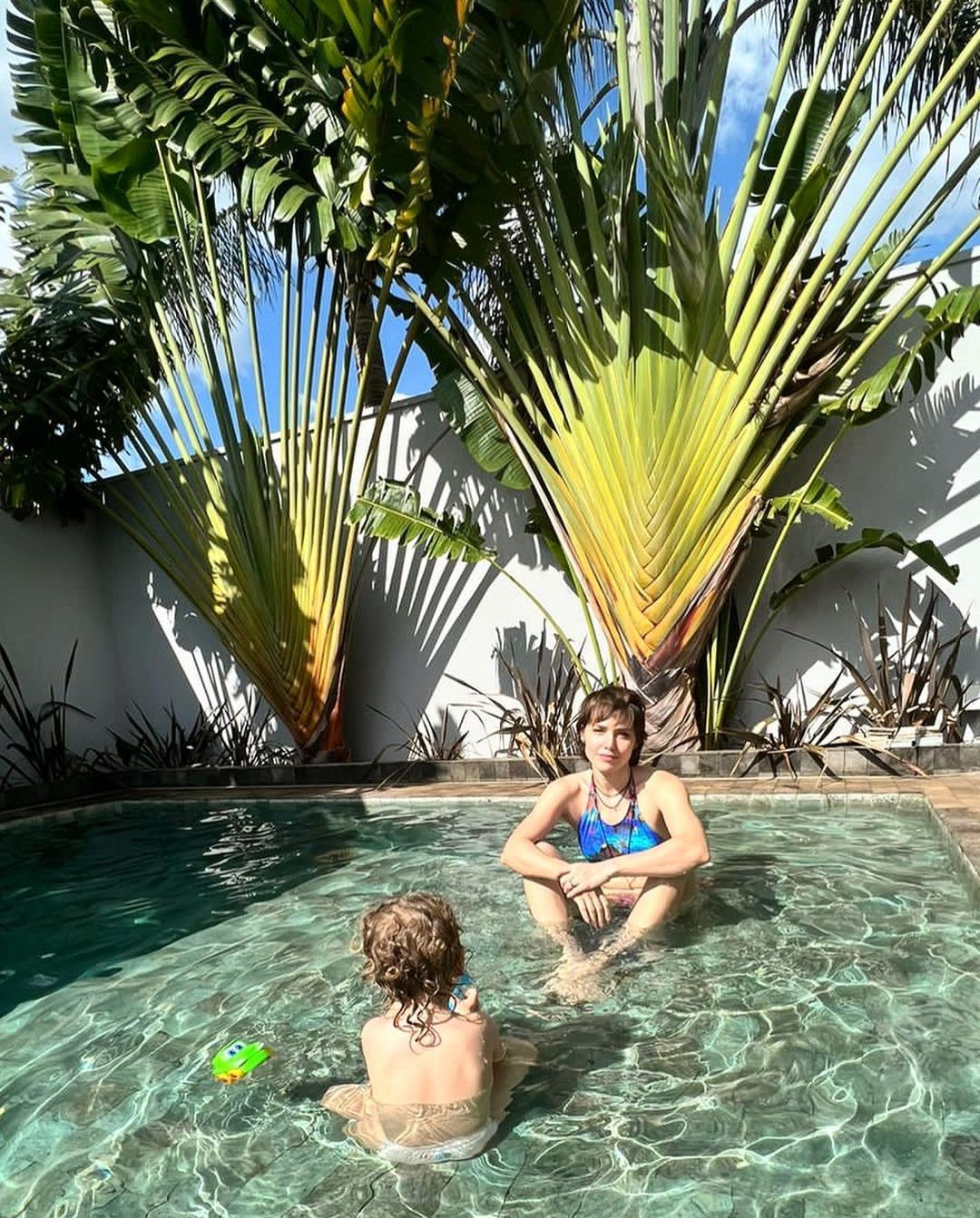Letícia Colin curte carnaval em piscina com o filho, Uri  (Foto: Reprodução / Instagram)