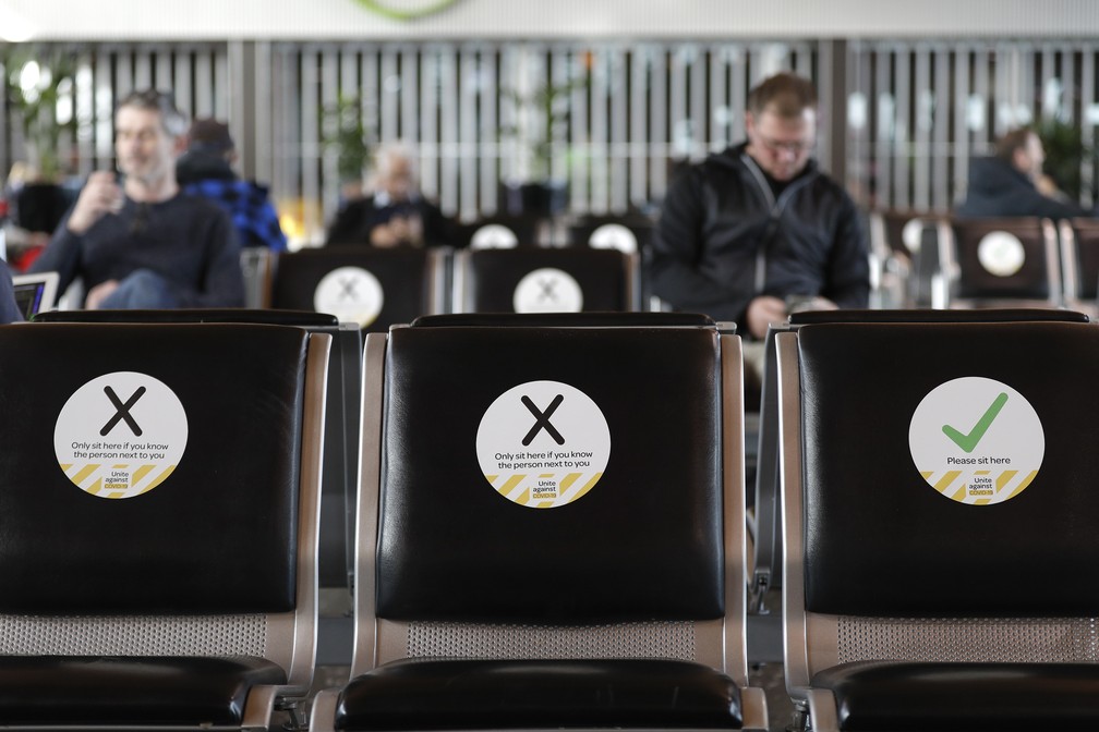 Foto de 14 de maio mostra medida de restrição em aeroporto na Nova Zelândia — Foto: Mark Baker/Arquivo AP Photo
