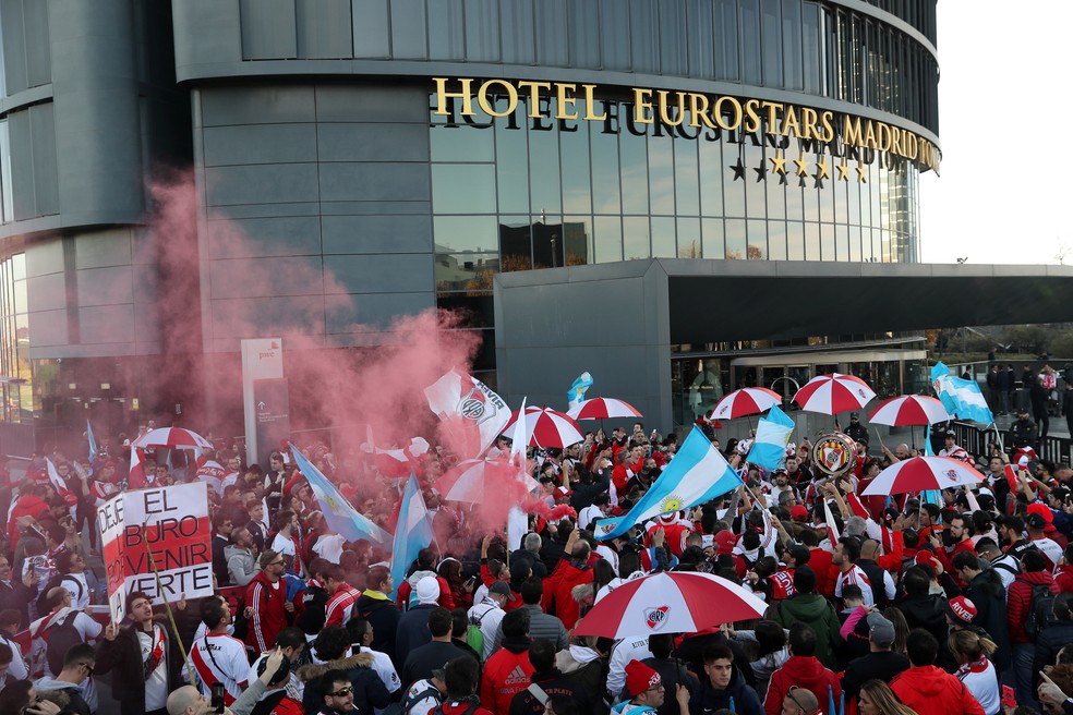 Festa pacífica da torcida do River Plate  — Foto: REUTERS/Susana Vera