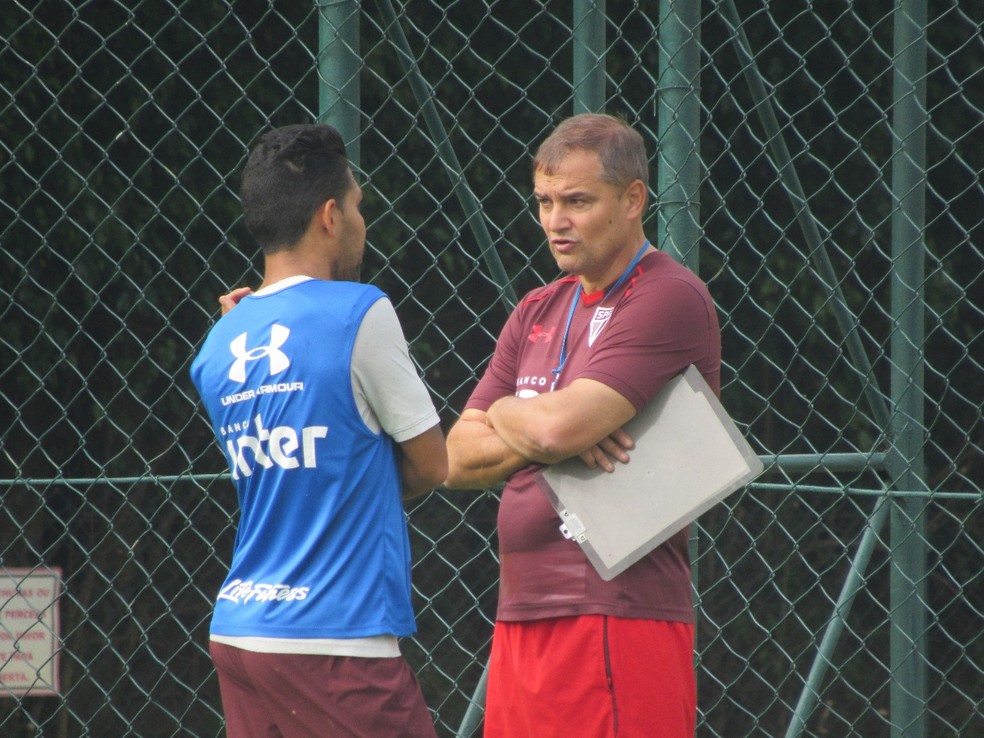 Petros conversa com Diego Aguirre em treino do São Paulo desta quarta-feira (Foto: Felipe Silveira)