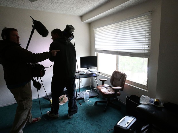 Repórteres são vistos dentro da casa dos suspeitos no tiroteio de San Bernardino, Syed Farook e Tashfeen Malik, durante visita da imprensa na sexta (4) (Foto: Justin Sullivan/Getty Images/AFP)