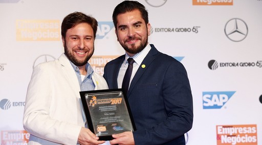 Andrei Polchowicz, da Via Mia, recebe o prêmio de Ciro Hashimoto, da Editora Globo