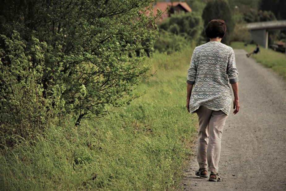 Caminhadas regulares e frequentes ajudam a evitar novas crises de artrose.